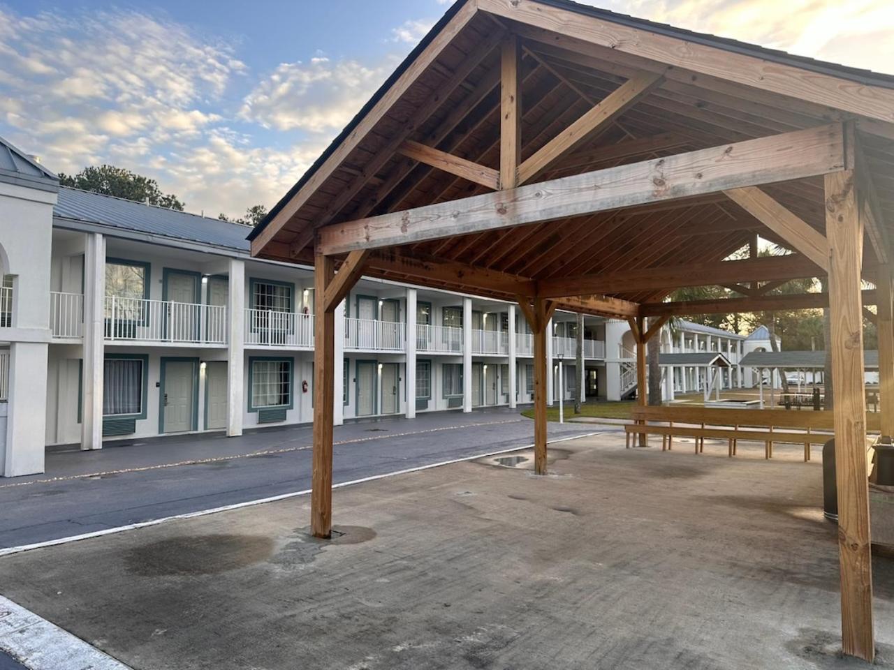 Suburban Studios By Choice Hotels - Award Winning - New 2024 - Walk To Eateries & Grocery - Ultra Sparkling - Garden Rooms - Designer Lighting & Right Off I-95 - Proudly An All American Managed Property Брунсуик Екстериор снимка