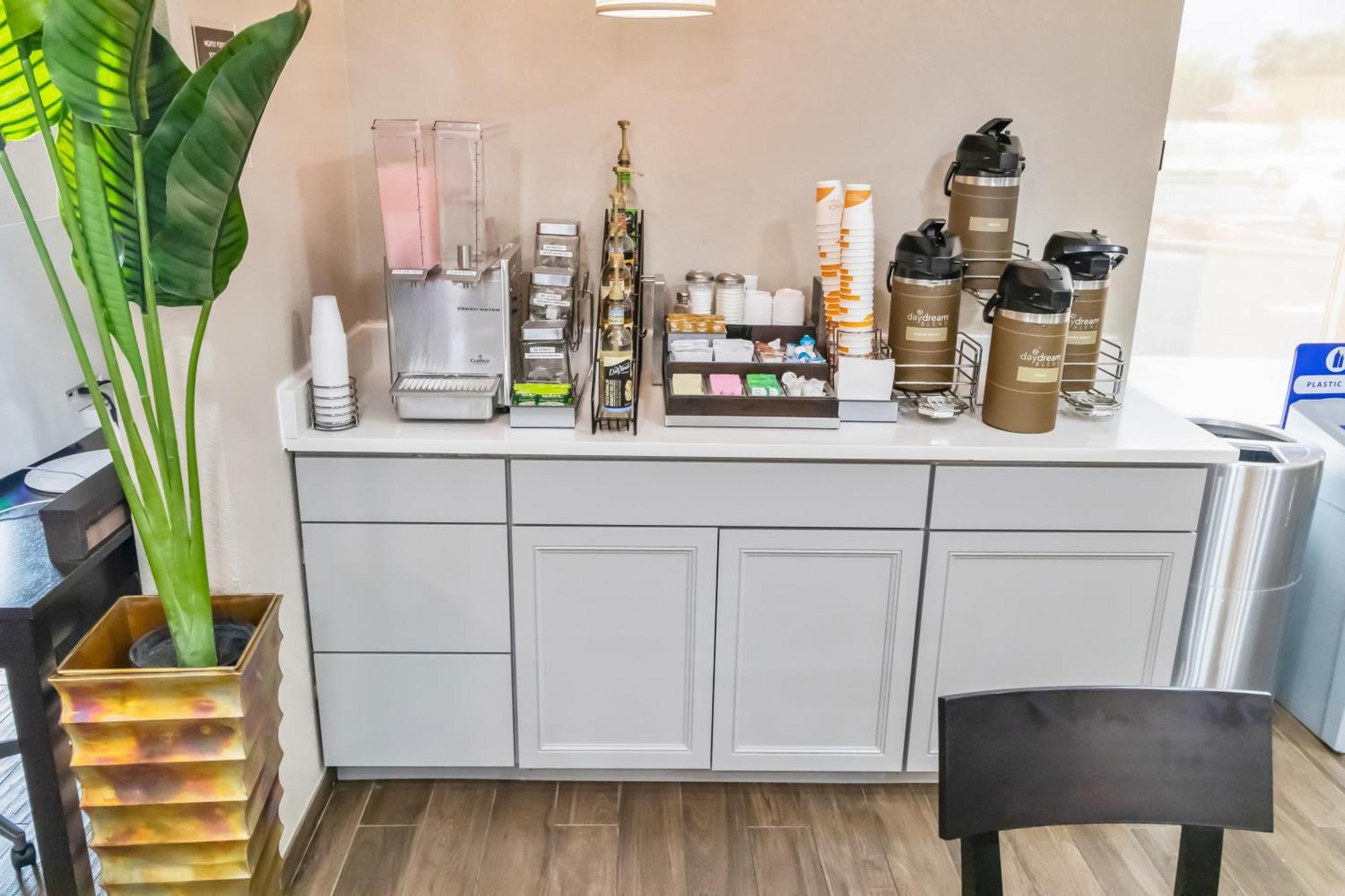 Suburban Studios By Choice Hotels - Award Winning - New 2024 - Walk To Eateries & Grocery - Ultra Sparkling - Garden Rooms - Designer Lighting & Right Off I-95 - Proudly An All American Managed Property Брунсуик Екстериор снимка