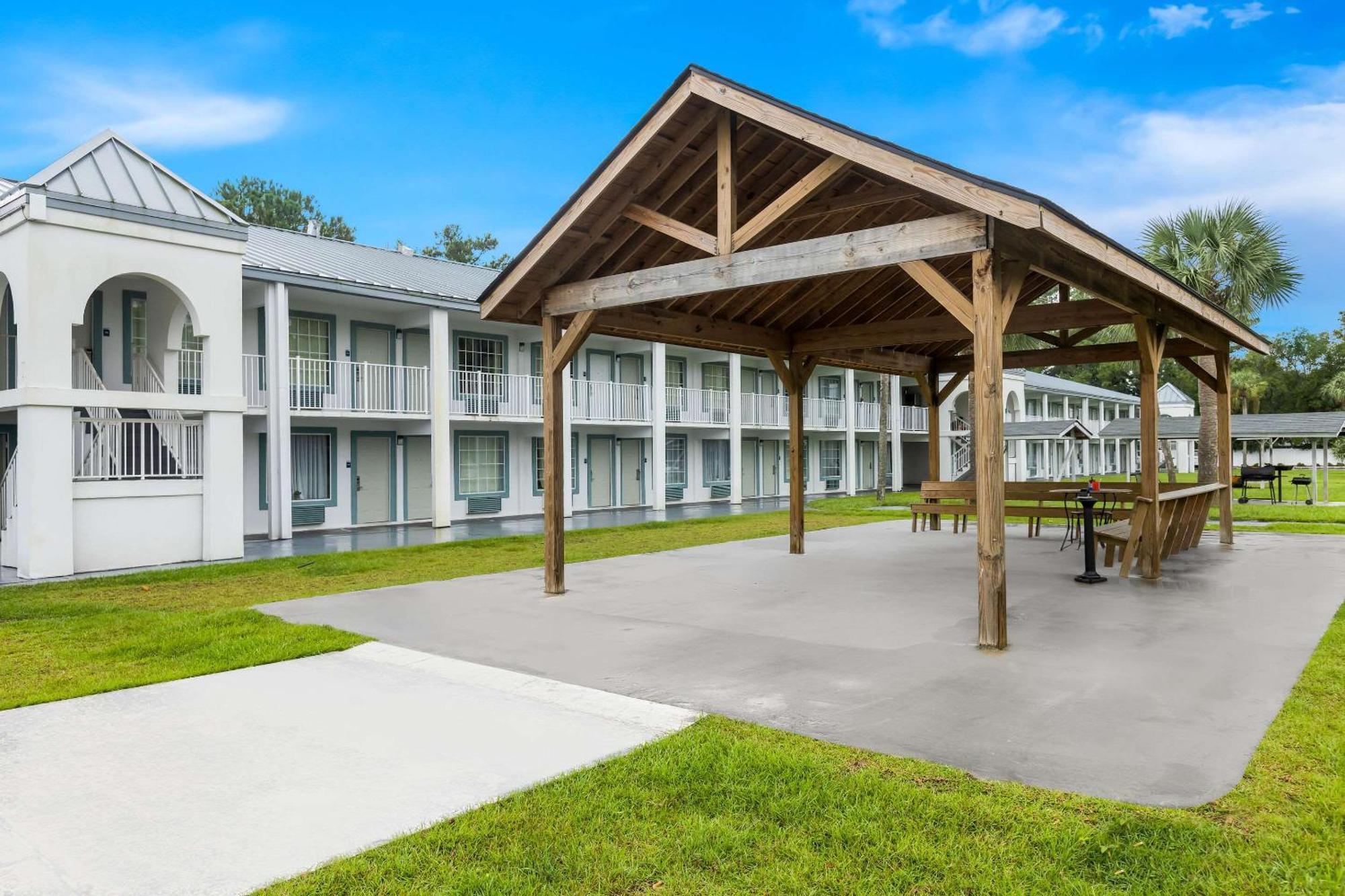 Suburban Studios By Choice Hotels - Award Winning - New 2024 - Walk To Eateries & Grocery - Ultra Sparkling - Garden Rooms - Designer Lighting & Right Off I-95 - Proudly An All American Managed Property Брунсуик Екстериор снимка