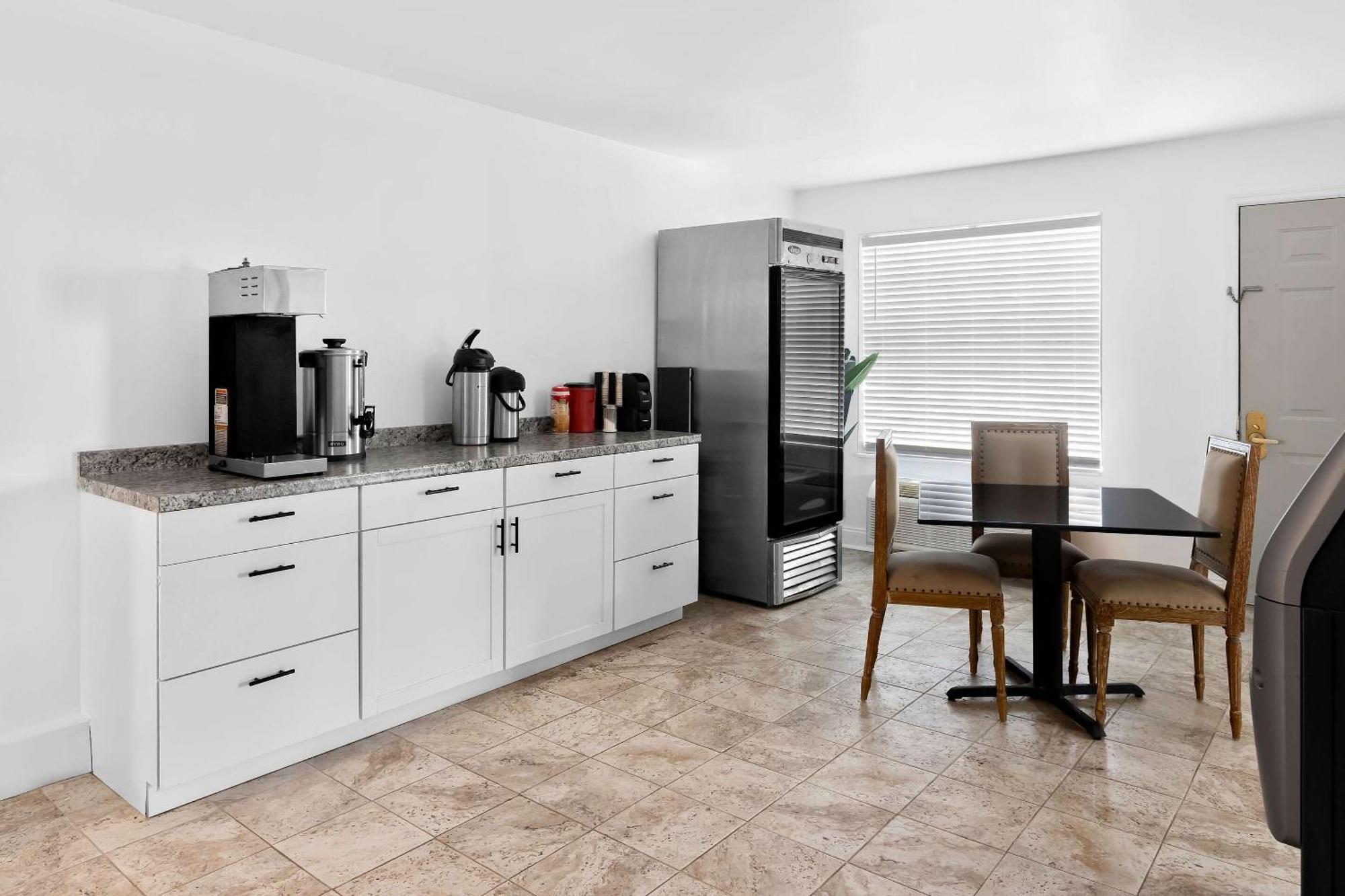 Suburban Studios By Choice Hotels - Award Winning - New 2024 - Walk To Eateries & Grocery - Ultra Sparkling - Garden Rooms - Designer Lighting & Right Off I-95 - Proudly An All American Managed Property Брунсуик Екстериор снимка