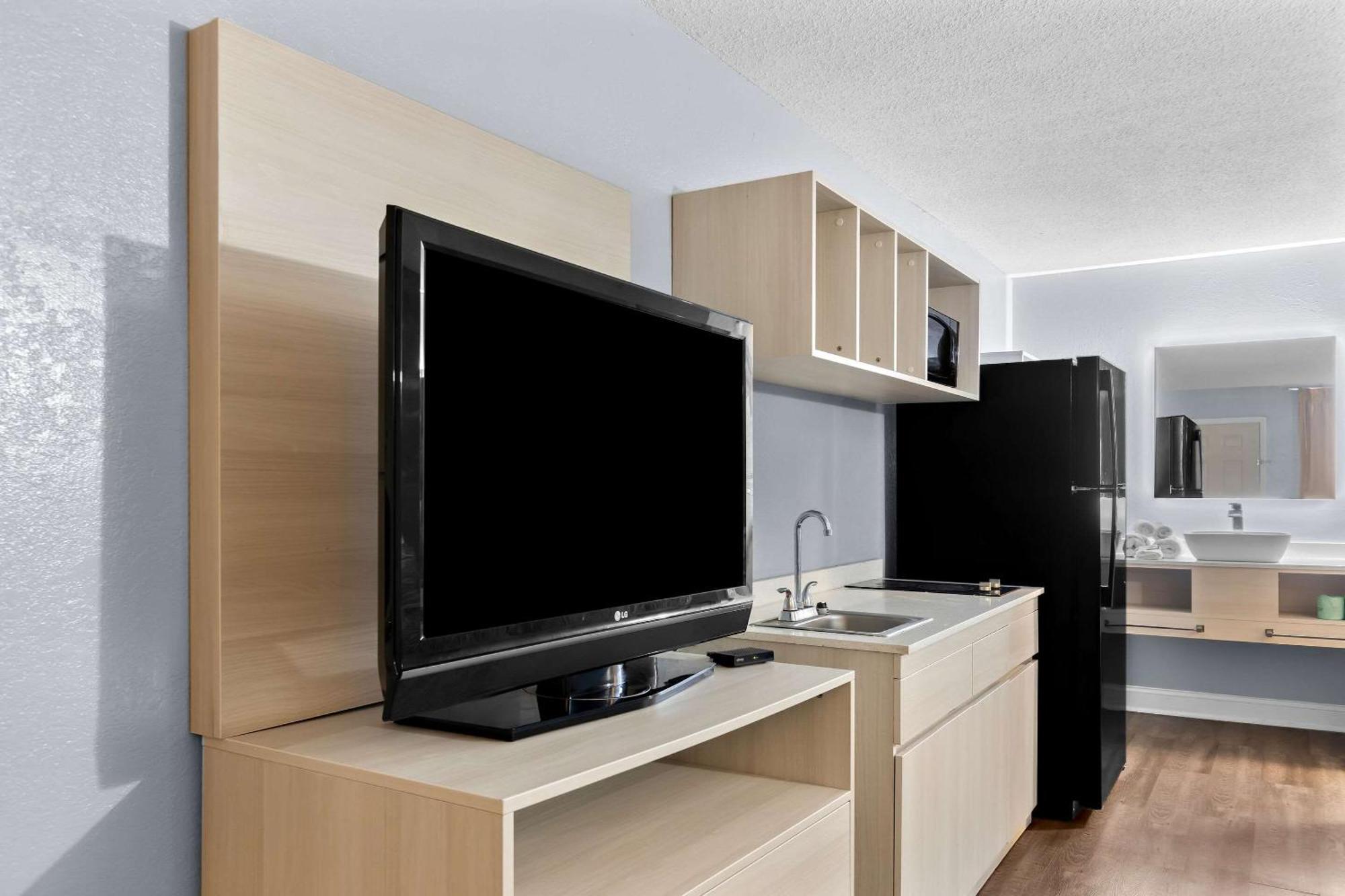 Suburban Studios By Choice Hotels - Award Winning - New 2024 - Walk To Eateries & Grocery - Ultra Sparkling - Garden Rooms - Designer Lighting & Right Off I-95 - Proudly An All American Managed Property Брунсуик Екстериор снимка