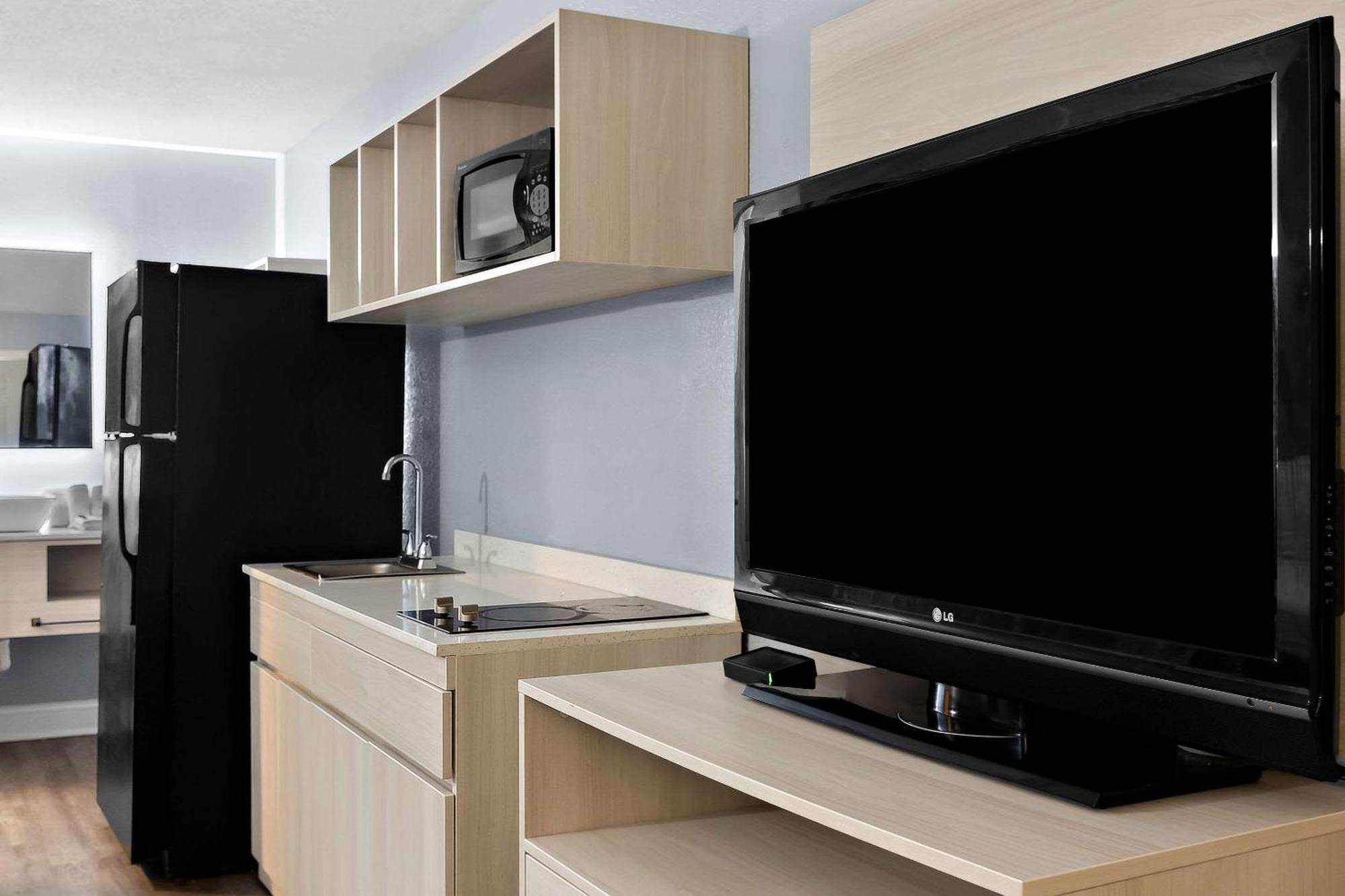 Suburban Studios By Choice Hotels - Award Winning - New 2024 - Walk To Eateries & Grocery - Ultra Sparkling - Garden Rooms - Designer Lighting & Right Off I-95 - Proudly An All American Managed Property Брунсуик Екстериор снимка
