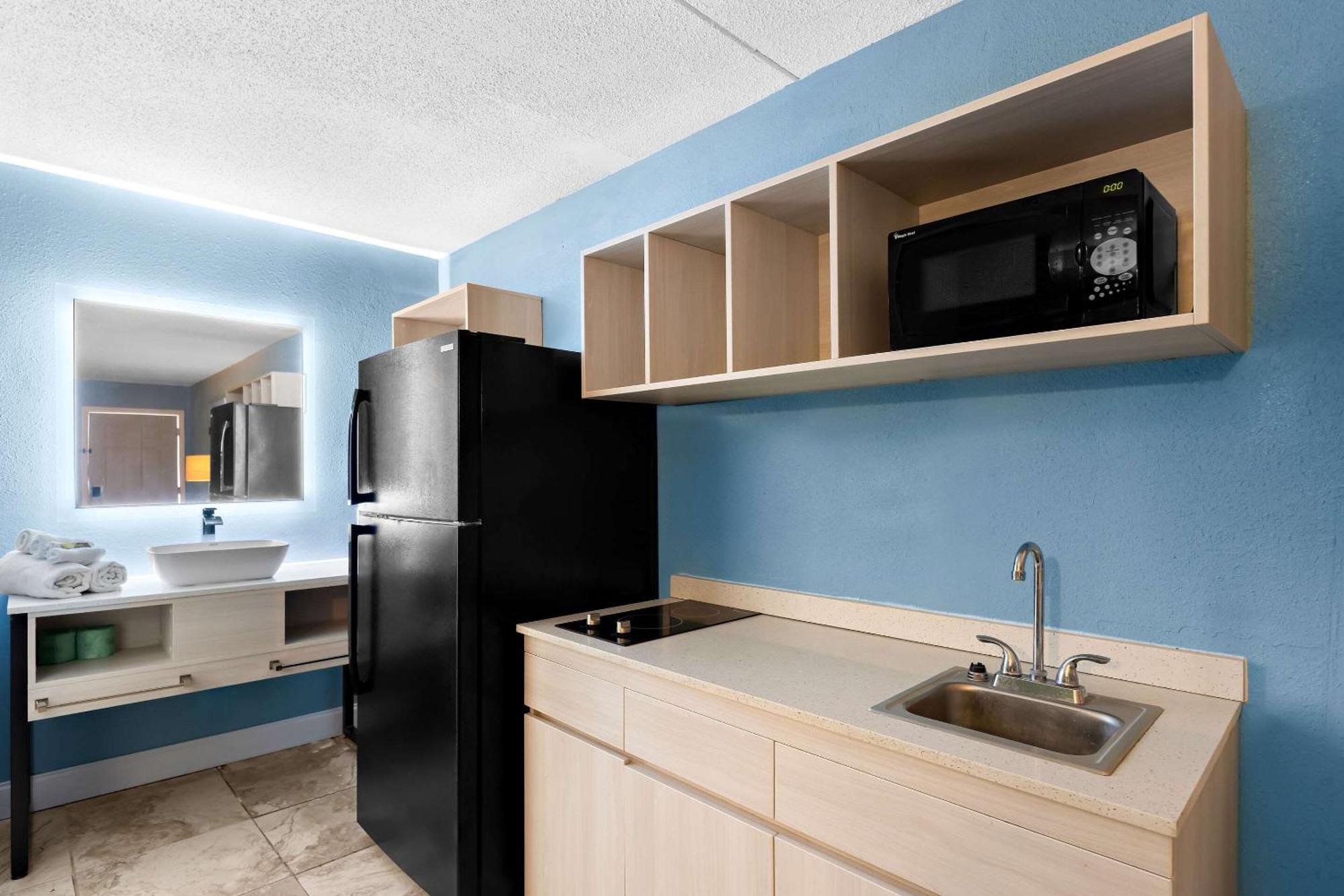 Suburban Studios By Choice Hotels - Award Winning - New 2024 - Walk To Eateries & Grocery - Ultra Sparkling - Garden Rooms - Designer Lighting & Right Off I-95 - Proudly An All American Managed Property Брунсуик Екстериор снимка