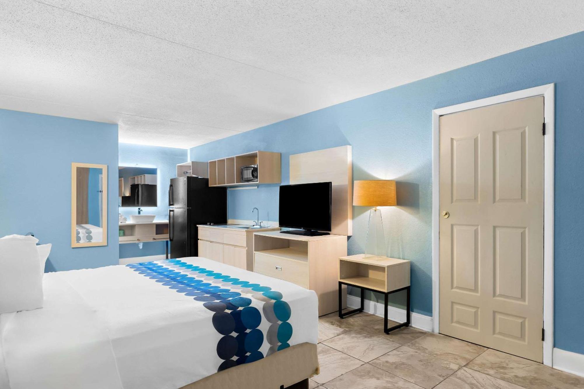 Suburban Studios By Choice Hotels - Award Winning - New 2024 - Walk To Eateries & Grocery - Ultra Sparkling - Garden Rooms - Designer Lighting & Right Off I-95 - Proudly An All American Managed Property Брунсуик Екстериор снимка