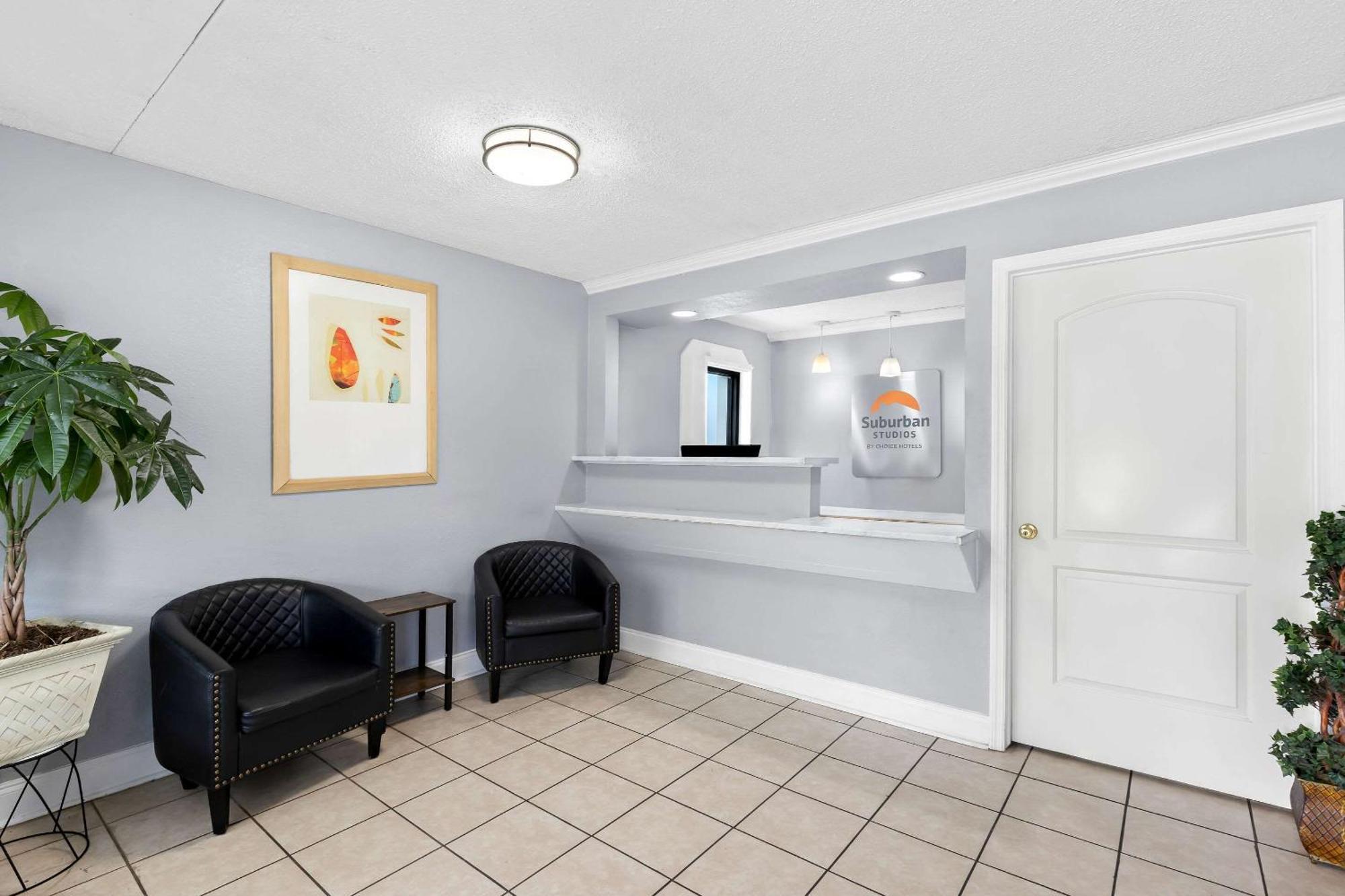 Suburban Studios By Choice Hotels - Award Winning - New 2024 - Walk To Eateries & Grocery - Ultra Sparkling - Garden Rooms - Designer Lighting & Right Off I-95 - Proudly An All American Managed Property Брунсуик Екстериор снимка