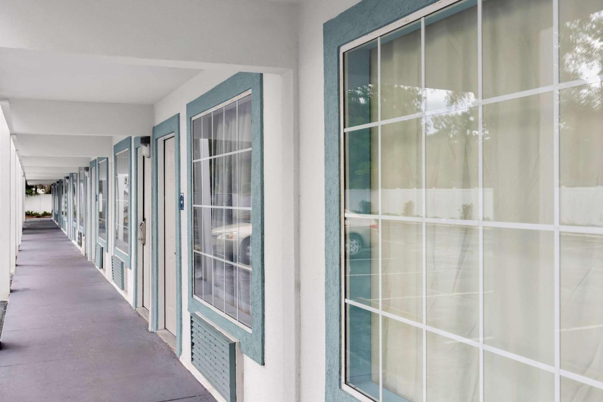 Suburban Studios By Choice Hotels - Award Winning - New 2024 - Walk To Eateries & Grocery - Ultra Sparkling - Garden Rooms - Designer Lighting & Right Off I-95 - Proudly An All American Managed Property Брунсуик Екстериор снимка